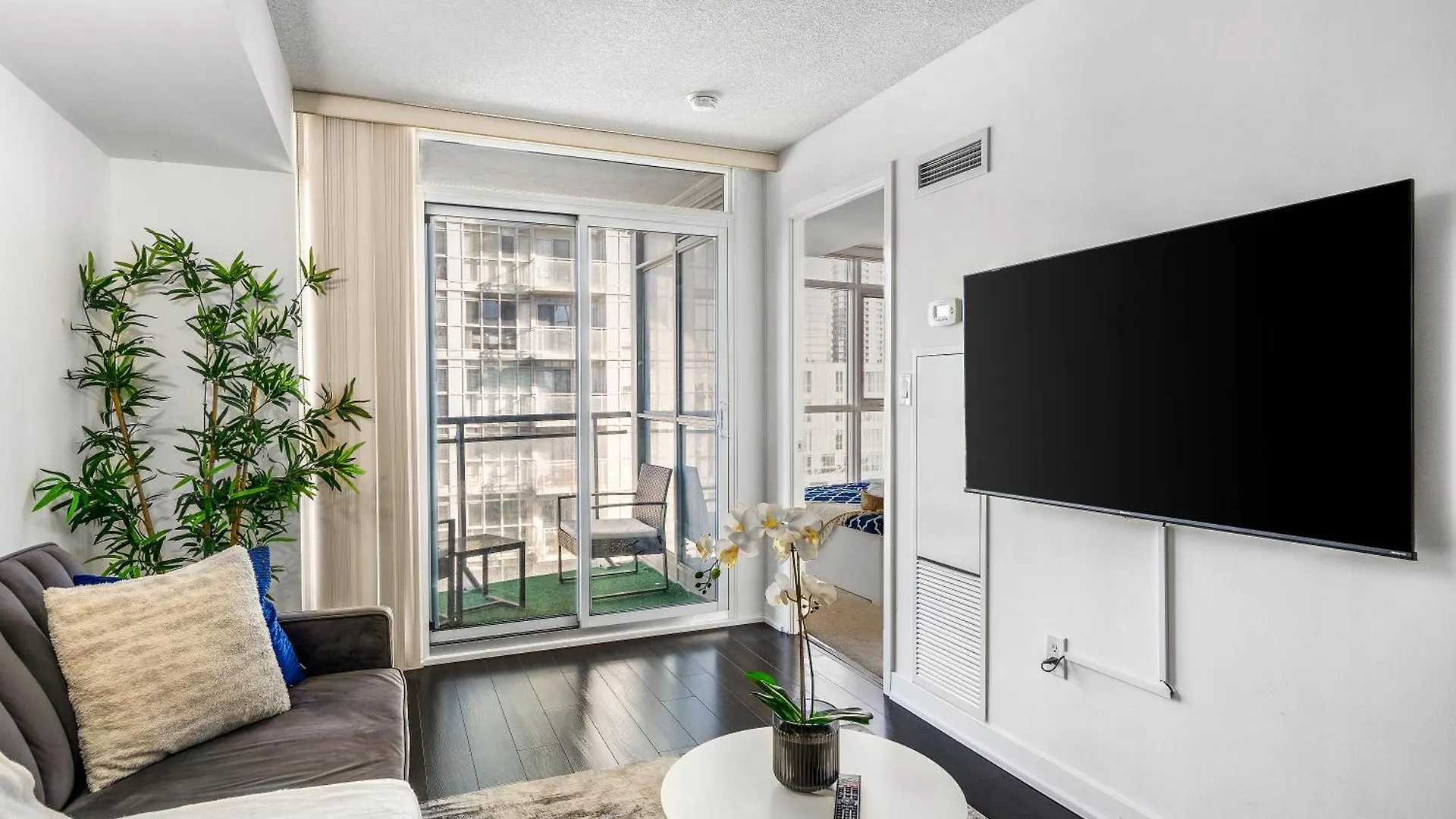 Exquisite Condos By Cn Tower With Parking Toronto 0*,