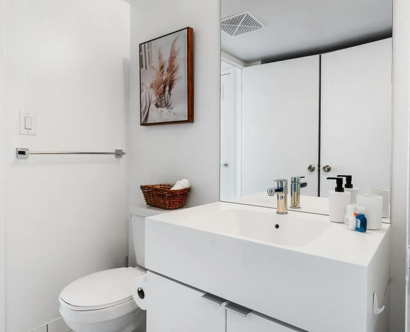 Exquisite Condos By Cn Tower With Parking Toronto Apartment