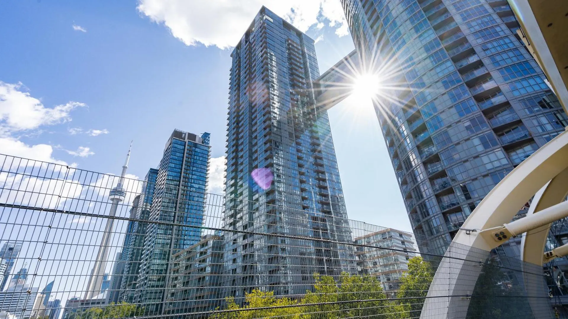 Apartment Exquisite Condos By Cn Tower With Parking Toronto Kanada