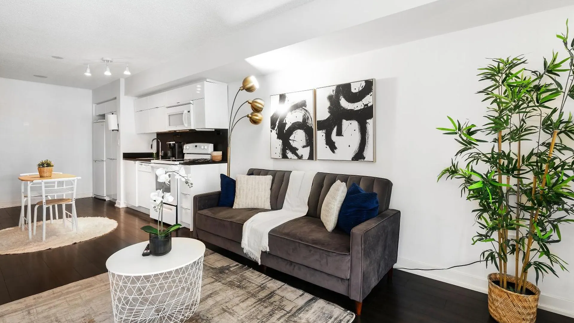 Apartment Exquisite Condos By Cn Tower With Parking Toronto Kanada