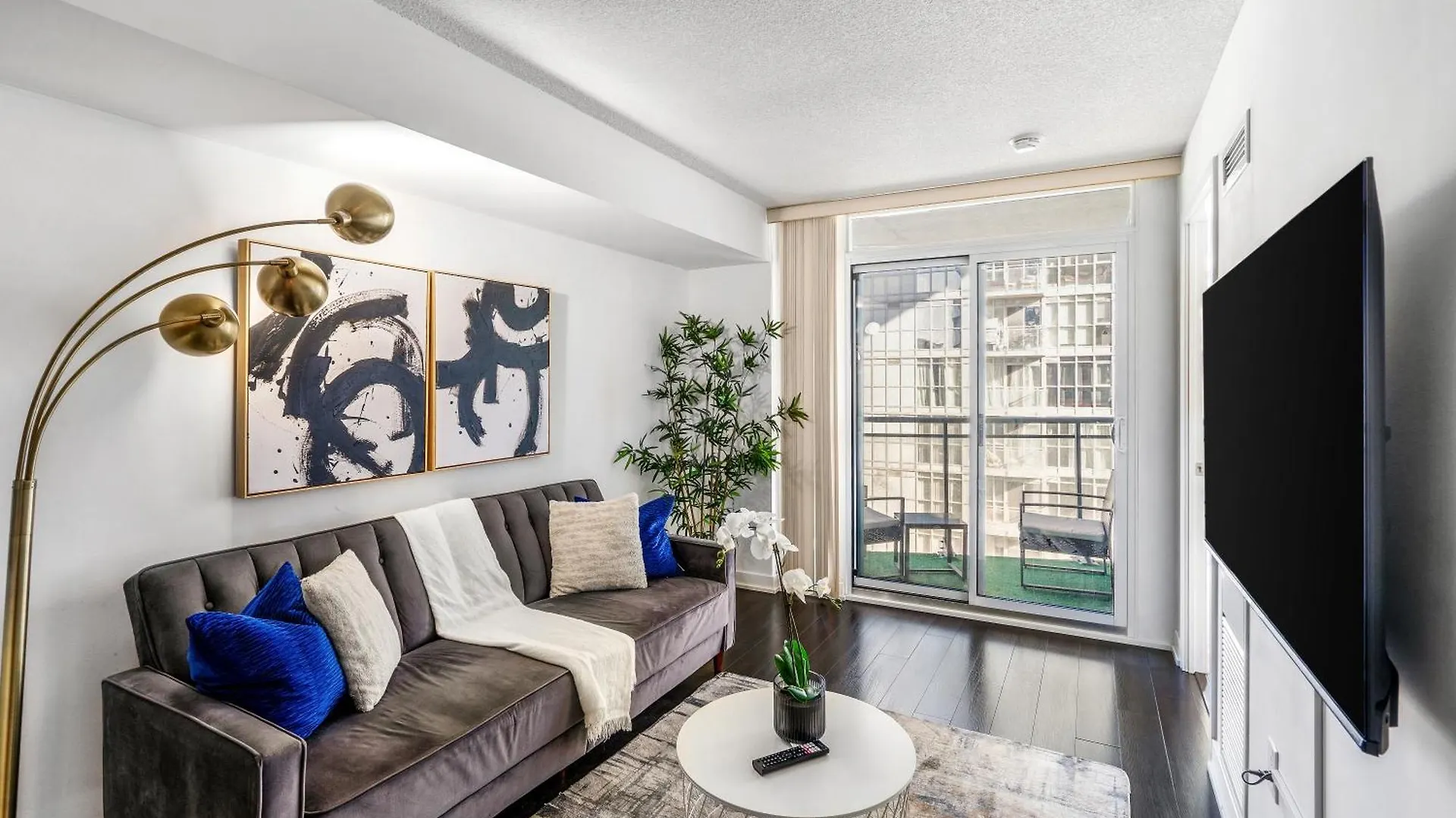 Exquisite Condos By Cn Tower With Parking Toronto